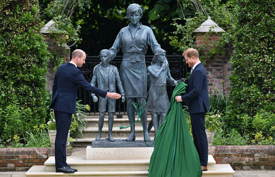 William - Harry liên tục cười với nhau khi khánh thành tượng mẹ Diana - Ảnh 4