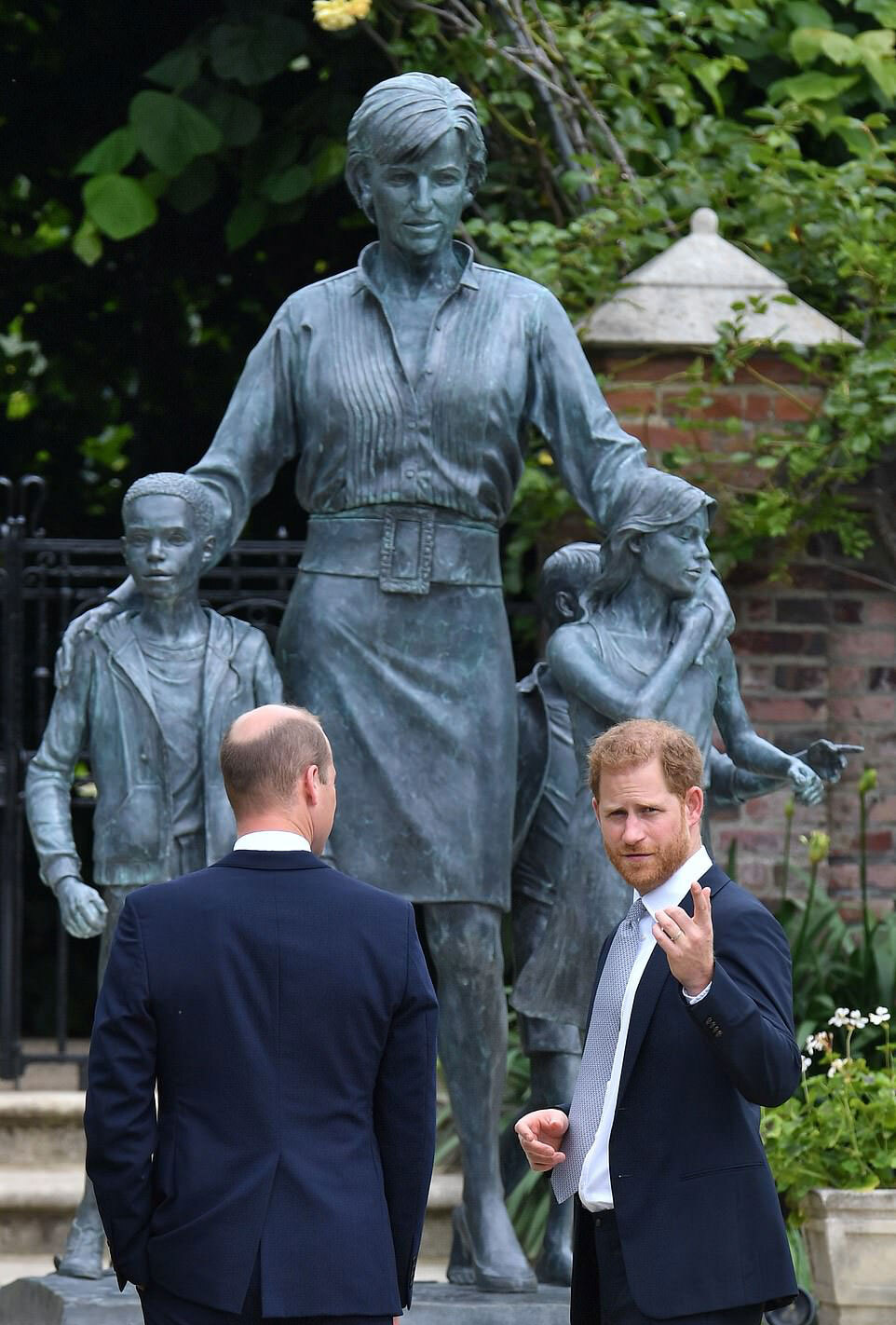 William - Harry liên tục cười với nhau khi khánh thành tượng mẹ Diana - Ảnh 5