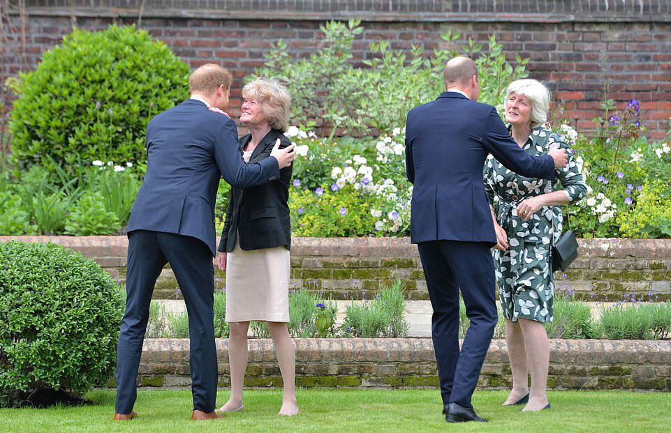 William - Harry liên tục cười với nhau khi khánh thành tượng mẹ Diana - Ảnh 8