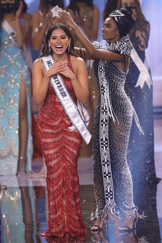 Đọ sắc cùng bà mẹ U40, nhan sắc Tân Miss Universe bị lép vế - Ảnh 7