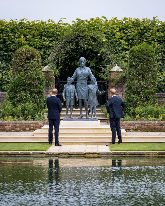 Loạt chi tiết đầy tinh tế và ý nghĩa của bức tượng tưởng niệm cố Công nương Diana - Ảnh 2