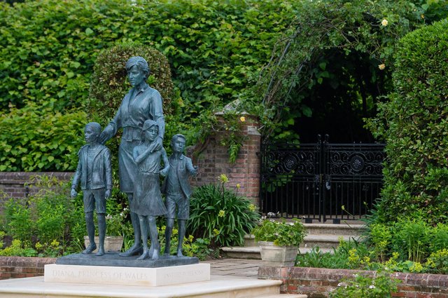 Loạt chi tiết đầy tinh tế và ý nghĩa của bức tượng tưởng niệm cố Công nương Diana - Ảnh 6
