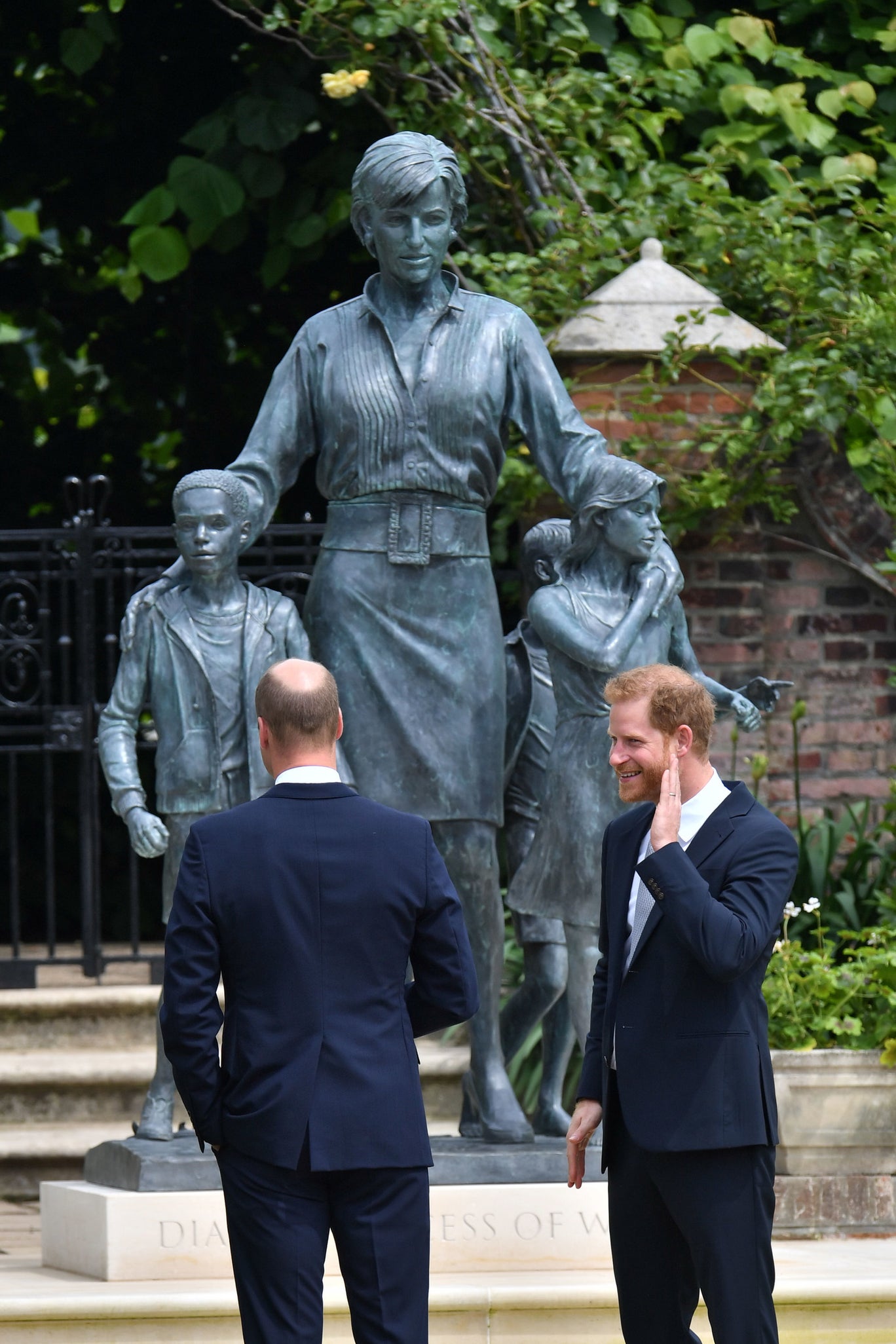 Loạt chi tiết đầy tinh tế và ý nghĩa của bức tượng tưởng niệm cố Công nương Diana - Ảnh 5