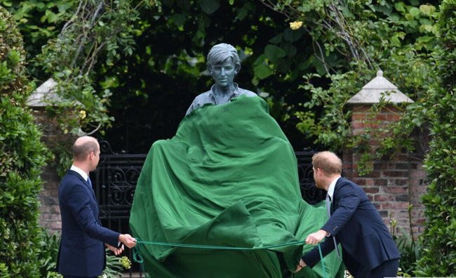 Loạt chi tiết đầy tinh tế và ý nghĩa của bức tượng tưởng niệm cố Công nương Diana - Ảnh 1