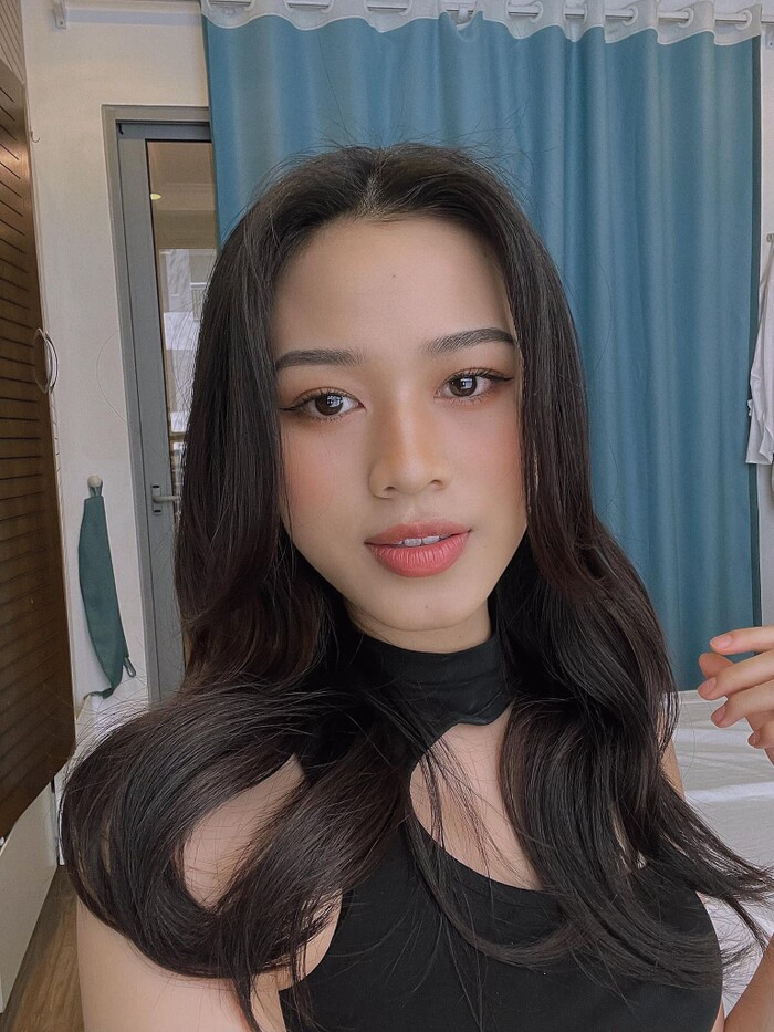 Hoa hậu Đỗ Thị Hà được khen tới tấp vì quá xinh khi tự make up, làm tóc - Ảnh 6