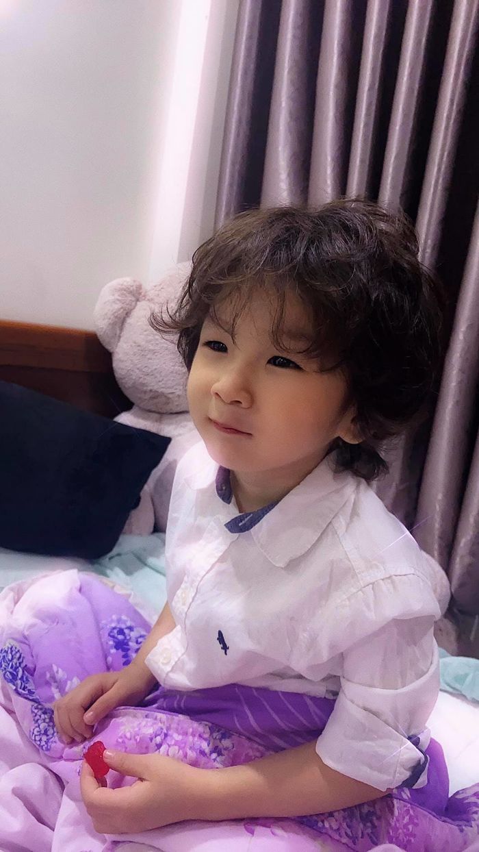 Mới 3 tuổi, quý tử nhà Lâm Khánh Chi sở hữu ngoại hình chuẩn 'hotboy tương lai' - Ảnh 1