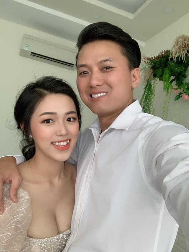 Quách Ngọc Tuyên đưa vợ kém 16 tuổi đi thi tốt nghiệp THPT 2021 - Ảnh 4