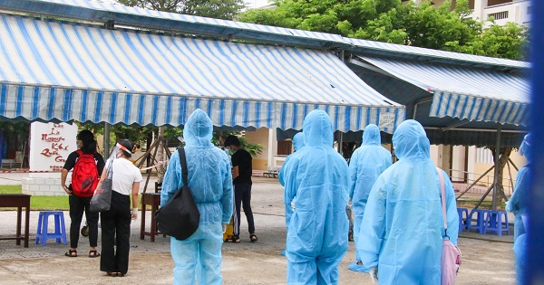 Thi tốt nghiệp THPT 2021: Thí sinh diện F1, F2 mặc đồ bảo hộ kín mít