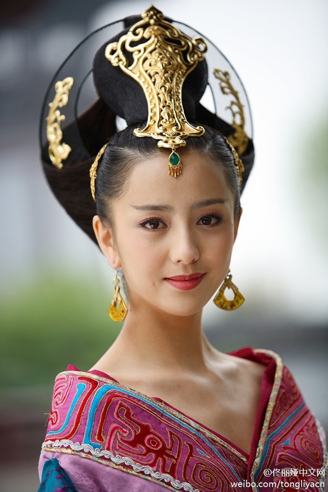 Đồng Lệ Á trong vai Triệu Phi Yến trong Mẫu nghi Thiên Hạ (2008-2009).
