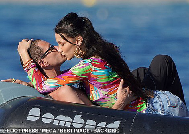 Bella Hadid 'trả đũa' The Weeknd bằng loạt ảnh ôm hôn bạn trai giám đốc đắm đuối - Ảnh 5