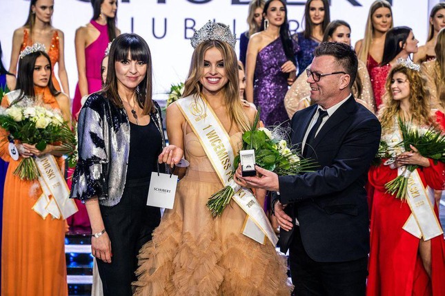 Nữ sinh đẹp tựa búp bê đăng quang Hoa hậu Siêu quốc gia Ba Lan 2021 - Ảnh 1