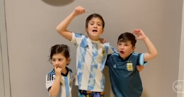 Hành động đáng yêu của 3 con trai Lionel Messi khi bố vô địch Copa America