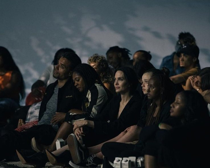 Angelina Jolie lại 'bàn công chuyện' với The Weeknd trong đêm nhạc - Ảnh 2