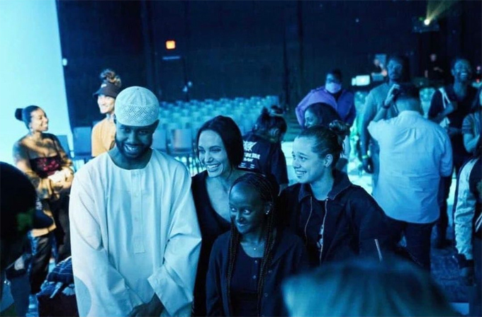 Angelina Jolie lại 'bàn công chuyện' với The Weeknd trong đêm nhạc - Ảnh 1