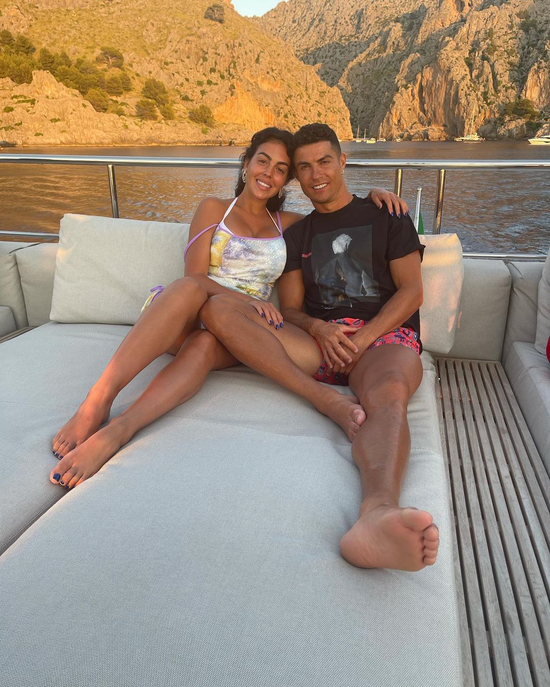 Xả hơi sau Euro, Ronaldo tình tứ bên bạn gái - Ảnh 6