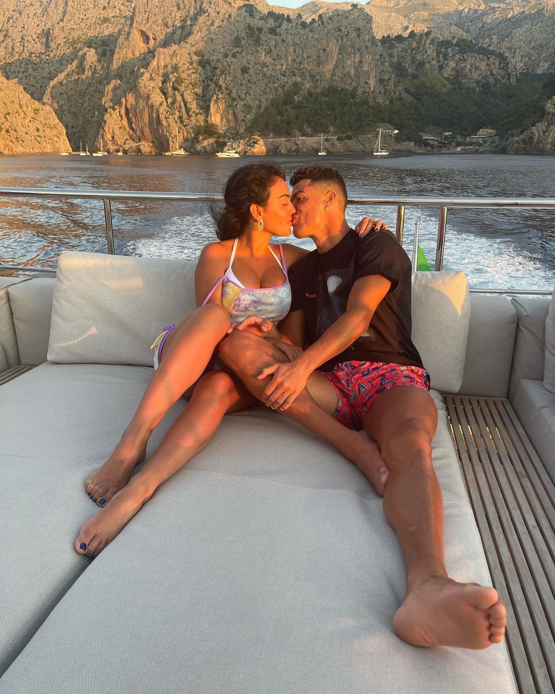 Xả hơi sau Euro, Ronaldo tình tứ bên bạn gái - Ảnh 5