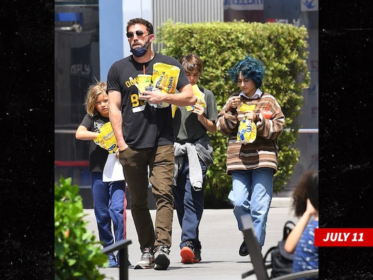 Ben đã cho các con của mình đi chơi với con gái của Jennifer - Emme.