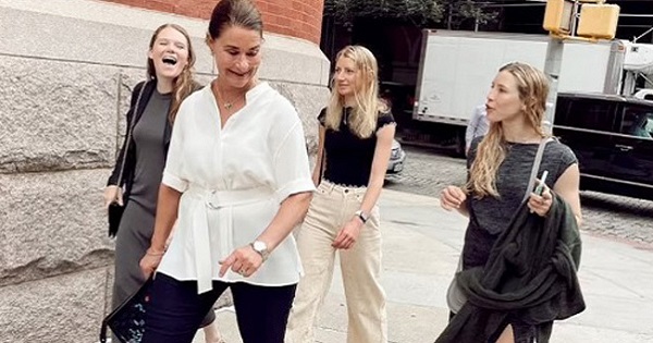 Hậu ly hôn, Bill Gates khóc nhận lỗi, Melinda Gates vui vẻ bên con gái