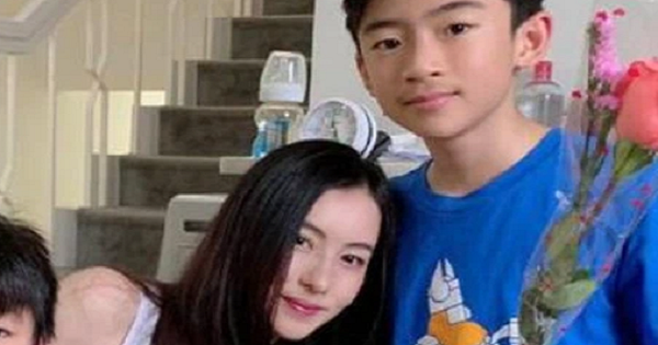 Trương Bá Chi được khen ứng xử tinh tế khi phát hiện con trai lớn dẫn bạn gái vào phòng riêng