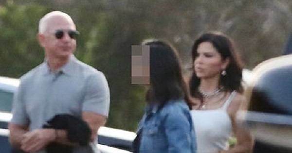 Tỷ phú Jeff Bezos tình tứ ăn tối với bạn gái trước khi bay vào không gian