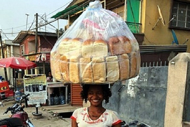 Cô gái nghèo bán bánh mì dạo trên phố nổi tiếng sau 1 bức ảnh giờ ra sao? - Ảnh 2