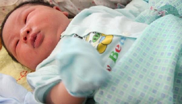 Ngoại hình sau 4 năm của bé sơ sinh nặng 7,1kg ở Vĩnh Phúc - Ảnh 1