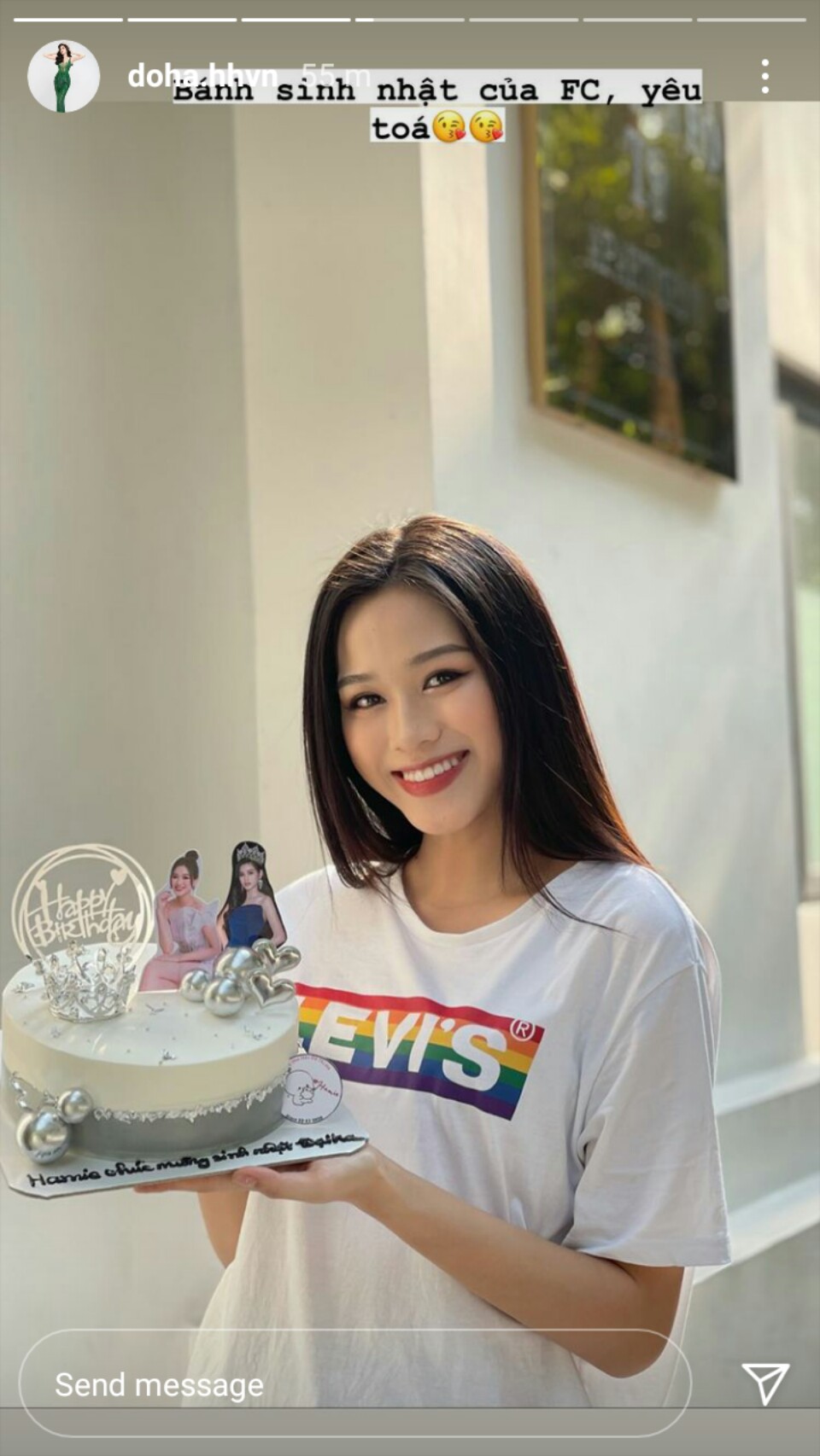 Hoa hậu Đỗ Thị Hà mặc áo phông nhàu đón tuổi 20 không tiệc tùng - Ảnh 1