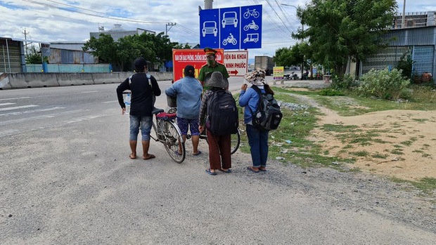 4 mẹ con đạp xe 1000 km từ Đồng Nai về Nghệ An. Ảnh: Lao Động.