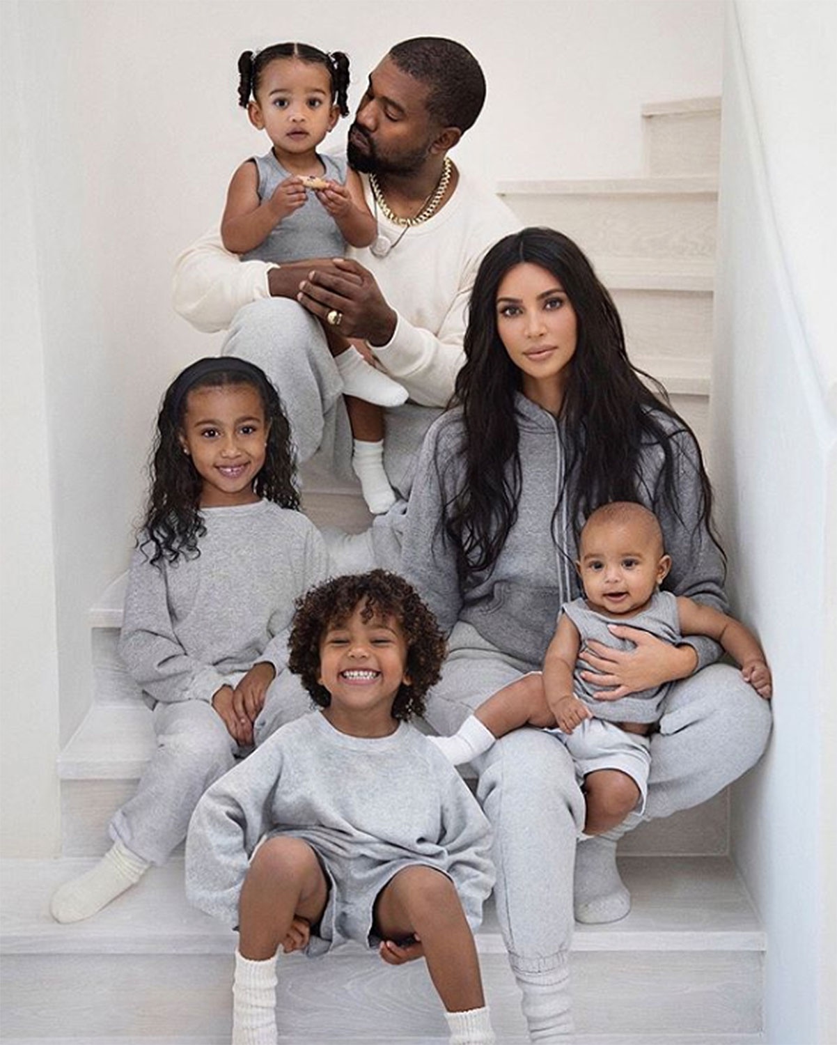 Dù ly hôn, Kim Kardashian vẫn đưa các con đến ủng hộ đêm nhạc chồng cũ - Ảnh 5