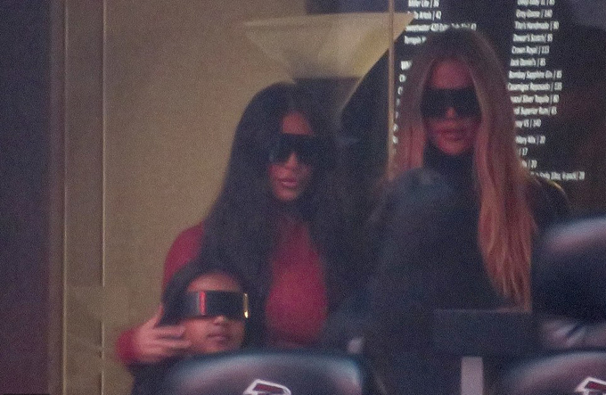 Dù ly hôn, Kim Kardashian vẫn đưa các con đến ủng hộ đêm nhạc chồng cũ - Ảnh 2