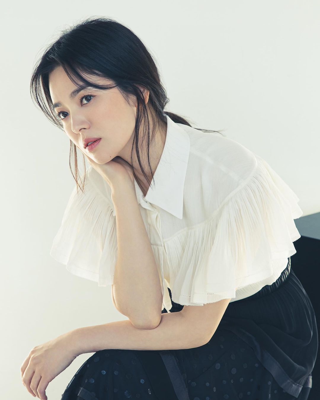 Song Hye Kyo khoe vẻ đẹp 'không tuổi' nhưng bị soi ra chi tiết bất thường - Ảnh 2