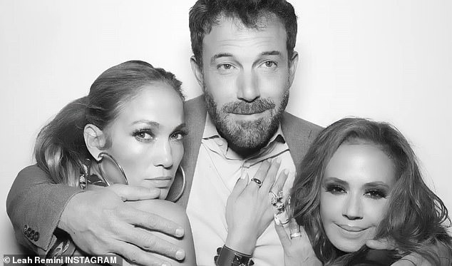 Bạn thân công khai ảnh Ben Affleck ôm trọn Jennifer Lopez vào lòng - Ảnh 1