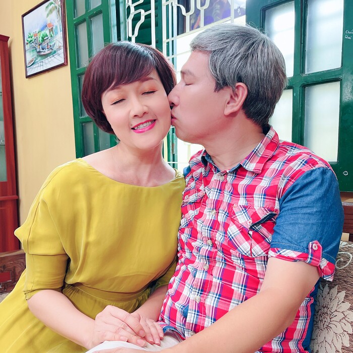 Vân Dung và Quang Thắng tung ảnh ôm hôn tình tứ - Ảnh 3