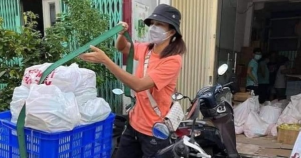 H'Hen Niê không quản nhọc nhằn, mang vác nặng, làm shipper giao hàng 
