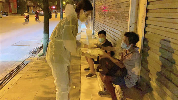 Đỗ Thị Hà, Đỗ Mỹ Linh, Lương Thùy Linh lặn lội trong đêm phát cơm cho xóm nghèo tại Hà Nội - Ảnh 3