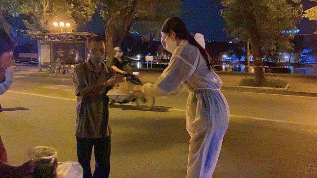 Đỗ Thị Hà, Đỗ Mỹ Linh, Lương Thùy Linh lặn lội trong đêm phát cơm cho xóm nghèo tại Hà Nội - Ảnh 6