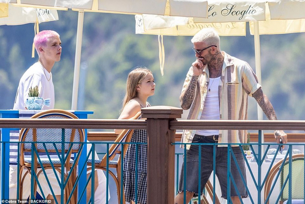 Anh bố 46 tuổi David Beckham lại làm 'náo loạn' bãi biển vì quá đẹp trai - Ảnh 3