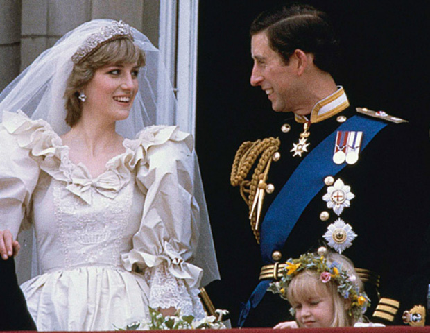 Giải mã thông điệp bí mật dưới gót giày cưới của Công nương Diana - Ảnh 1