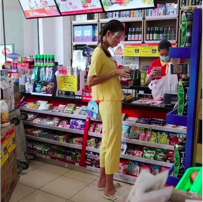 Siêu mẫu Minh Tú diện style thun lạnh, dép tổ ong xách làn cói đi siêu thị - Ảnh 4