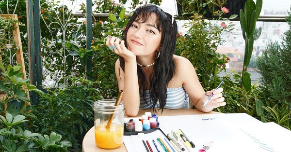 Châu Bùi khoe ảnh vẽ tranh, fan vội khen: "Đa tài giống ai kia"