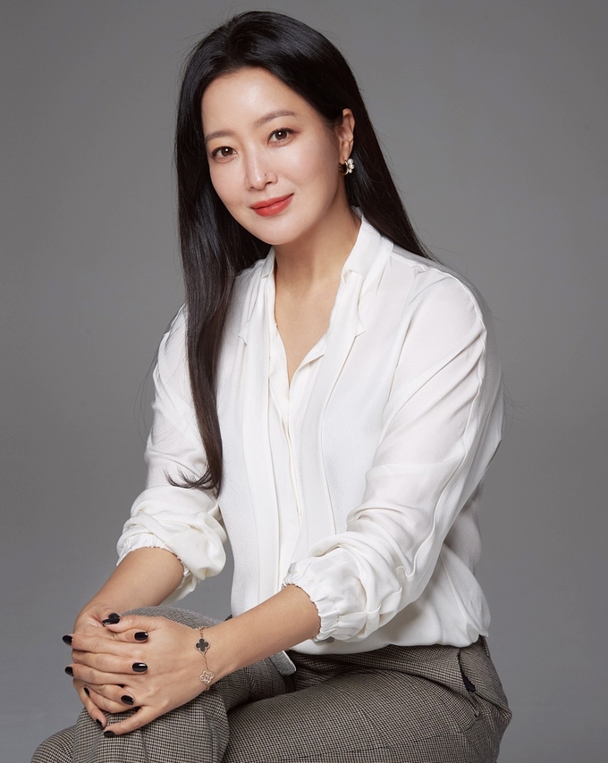 'Đệ nhất mỹ nhân xứ Hàn' Kim Hee Sun tăng cân, cằm ngấn mỡ ở tuổi U50 - Ảnh 2