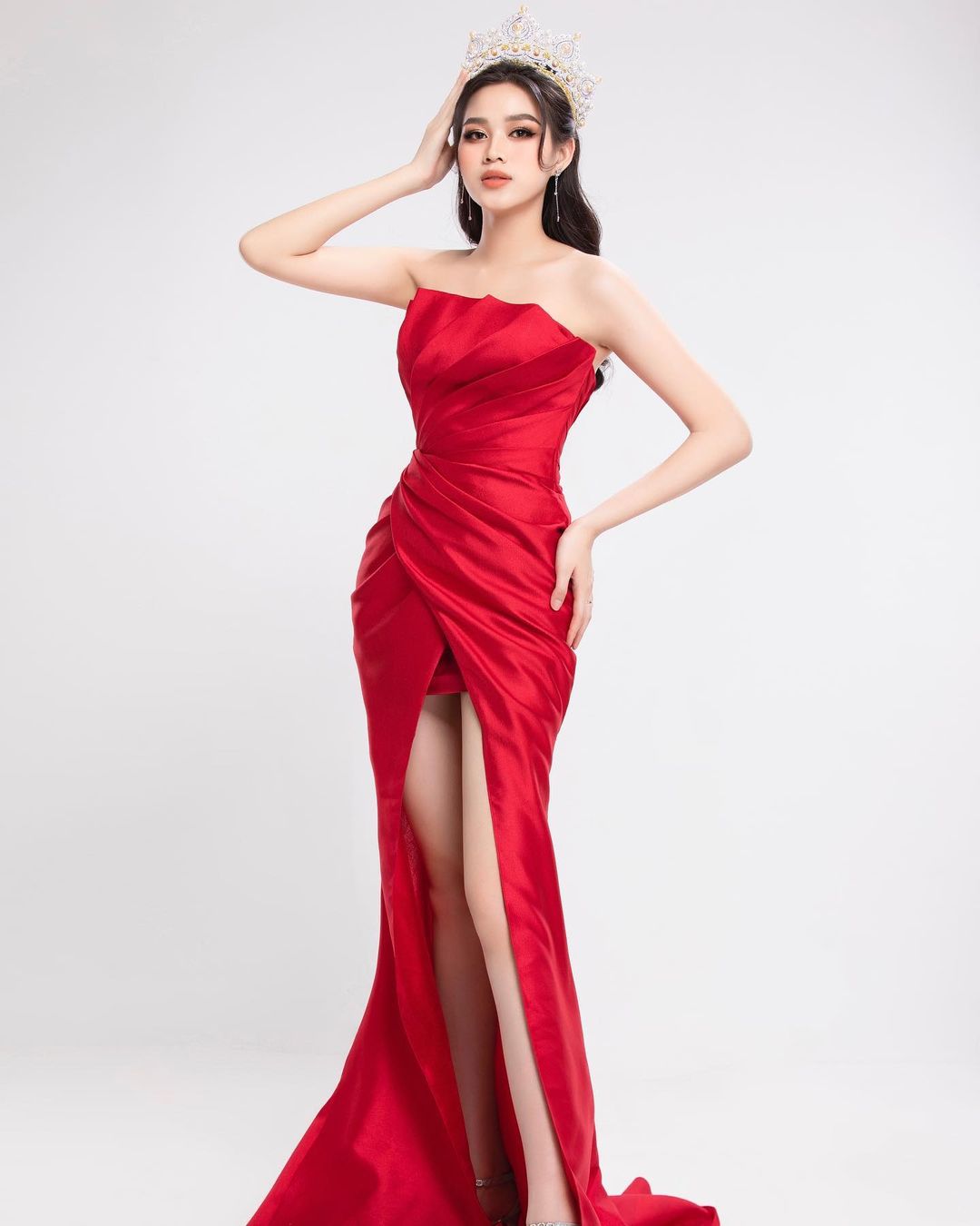 Hoa hậu Đỗ Thị Hà đang tích cực chuẩn bị để tham gia Miss World.