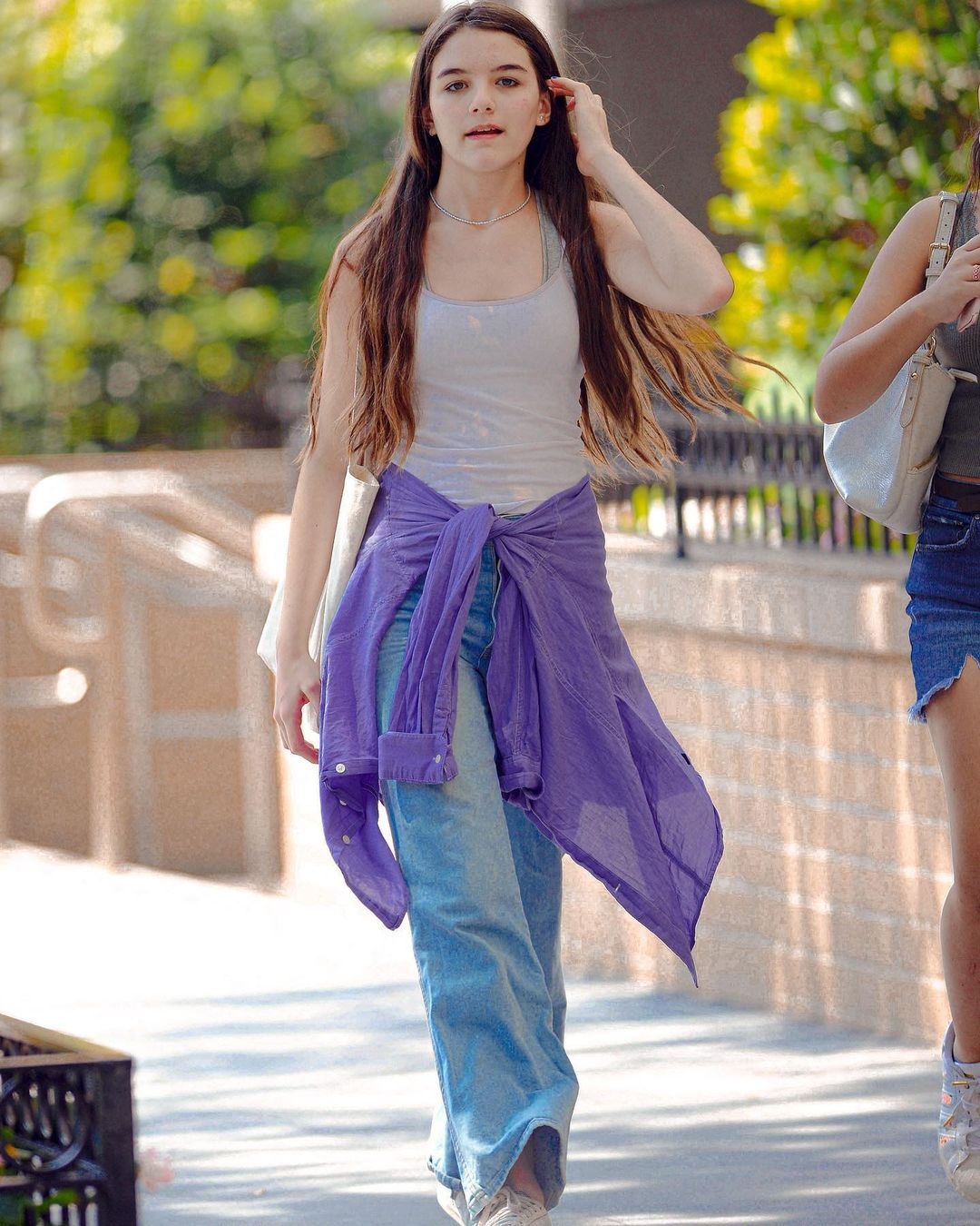 'Công chúa Hollywood' Suri Cruise mặc áo ba lỗ quần chun xuống phố  - Ảnh 10