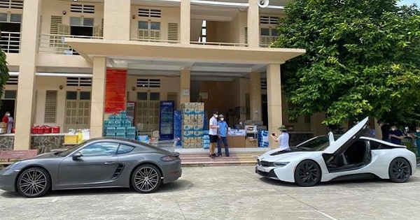 Thủ môn Bùi Tiến Dũng đi thiện nguyện bằng siêu xe, không nề hà tự vác gạo