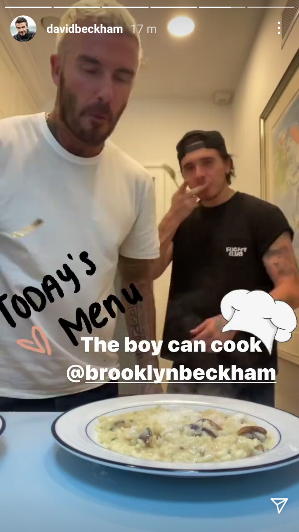 David Beckham vào bếp cùng con trai cả, trai 46 tuổi làm lu mờ trai 22 tuổi - Ảnh 1