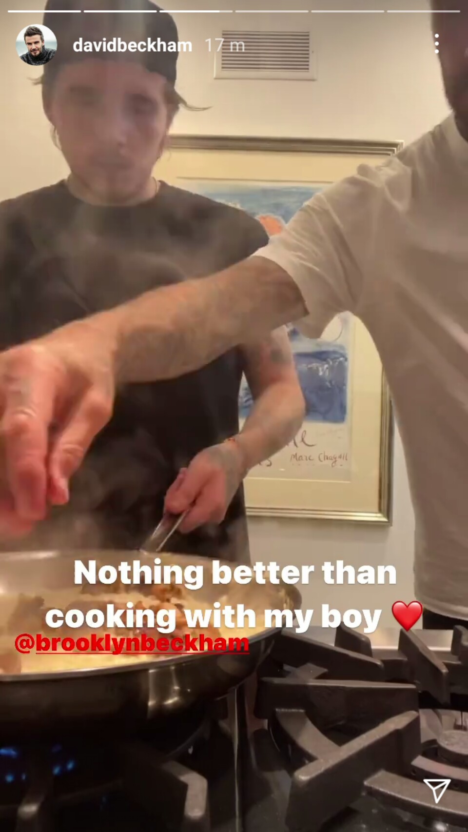 David Beckham vào bếp cùng con trai cả, trai 46 tuổi làm lu mờ trai 22 tuổi - Ảnh 4