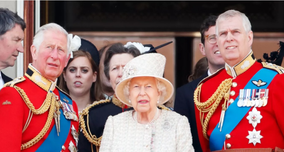 Thái tử Charles (trái), Nữ hoàng Elizabeth II và Hoàng tử Andrew.