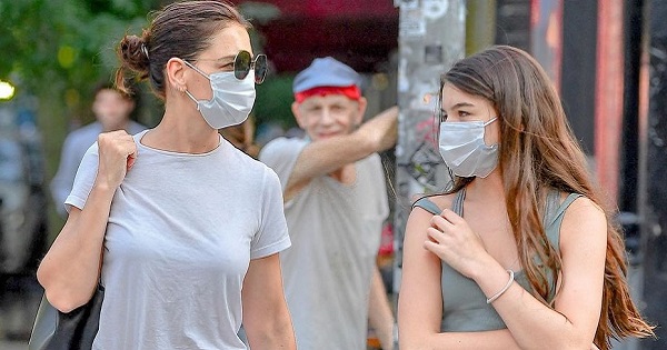 Mặc đồ ở nhà xuống phố, Suri Cruise liên tục lấy tay che chắn