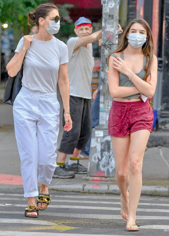'Công chúa Hollywood' Suri Cruise mặc áo ba lỗ quần chun xuống phố  - Ảnh 11