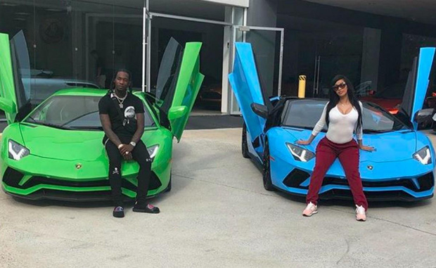 Nhân dịp đón con gái đầu lòng, 2 vợ chồng Cardi đã mua hẳn 2 con xe đôi Lamborghini Aventador với mức giá 393 nghìn đô (8,9 tỷ đồng)/chiếc. Cardi B chọn phiên bản màu xanh biển trong khi Offset thích màu xanh lá.